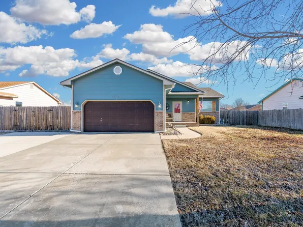 1126 N Longview Dr, Valley Center, KS 67147