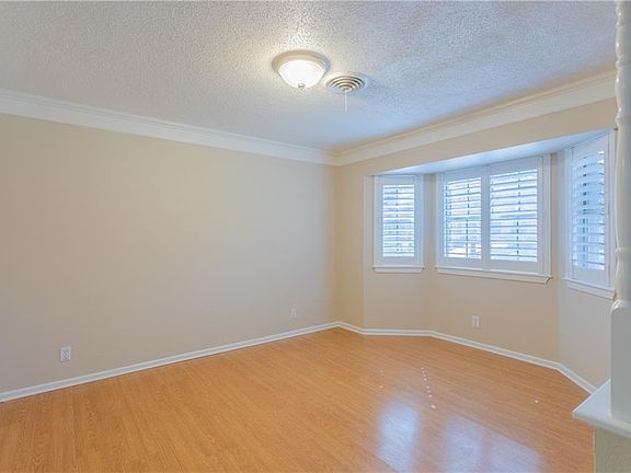 5th image of 341 Somerset Cir