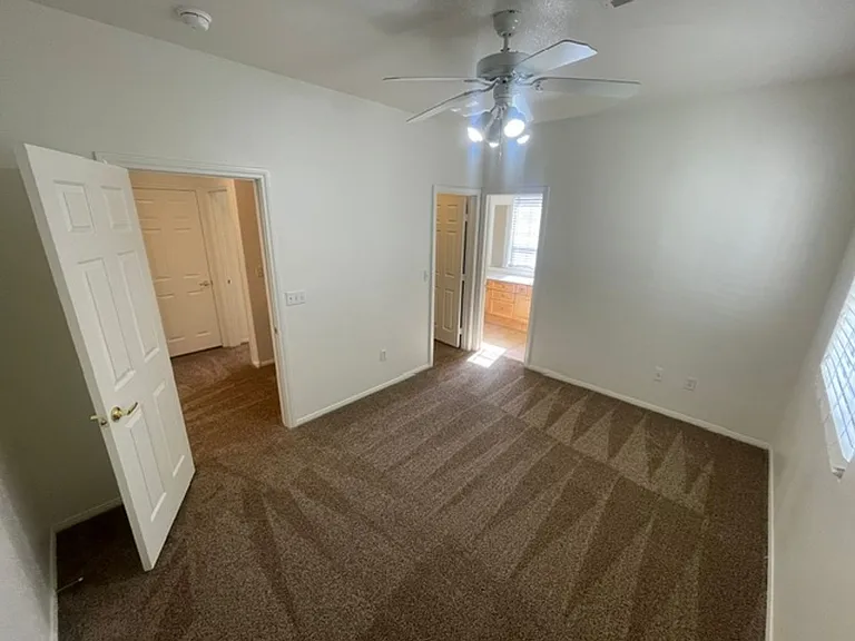 251 Queens Ct — Photo 22