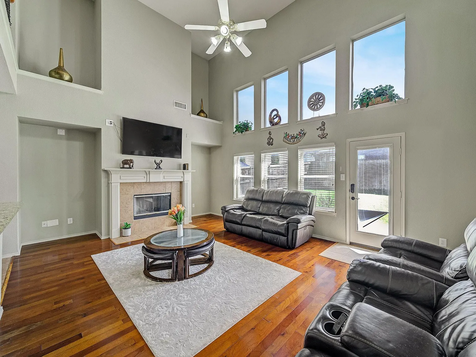 3 bed, 2.5 bath, 2835 sqft, $2,700 — Photo 3