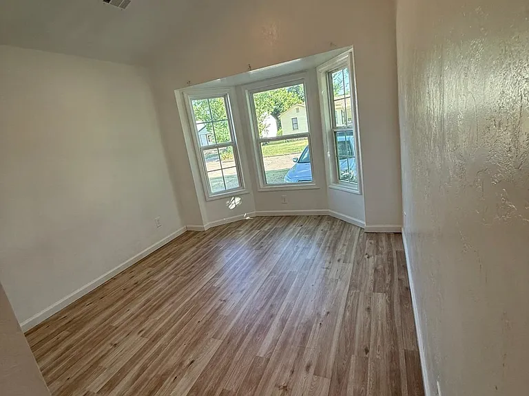 1803 NW Hoover Ave — Photo 11