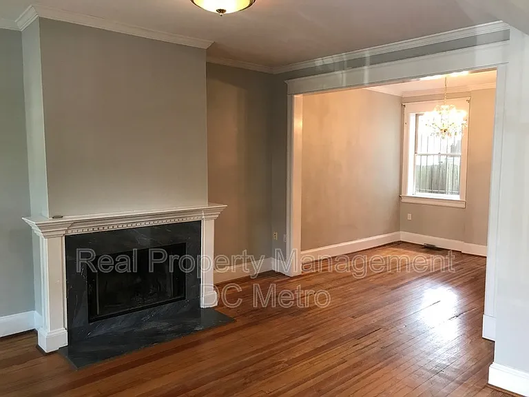 309 9th St NE — Photo 8