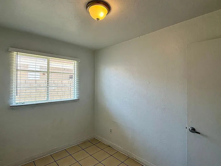 7532 N 21st Ave — Photo 13