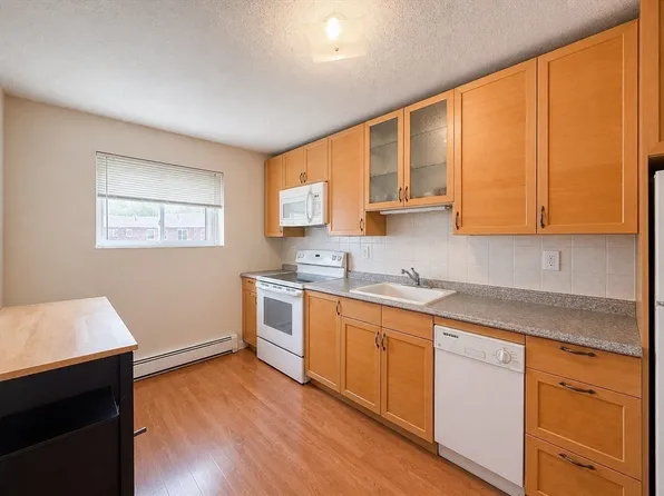 28 Westgate Rd APT 5, Chestnut Hill, MA 02467