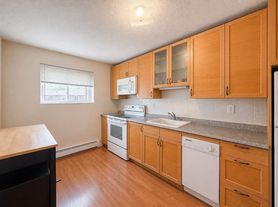 28 Westgate Rd, Chestnut Hill, MA
