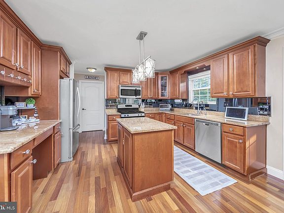 2nd image of 114 Saratoga Ln