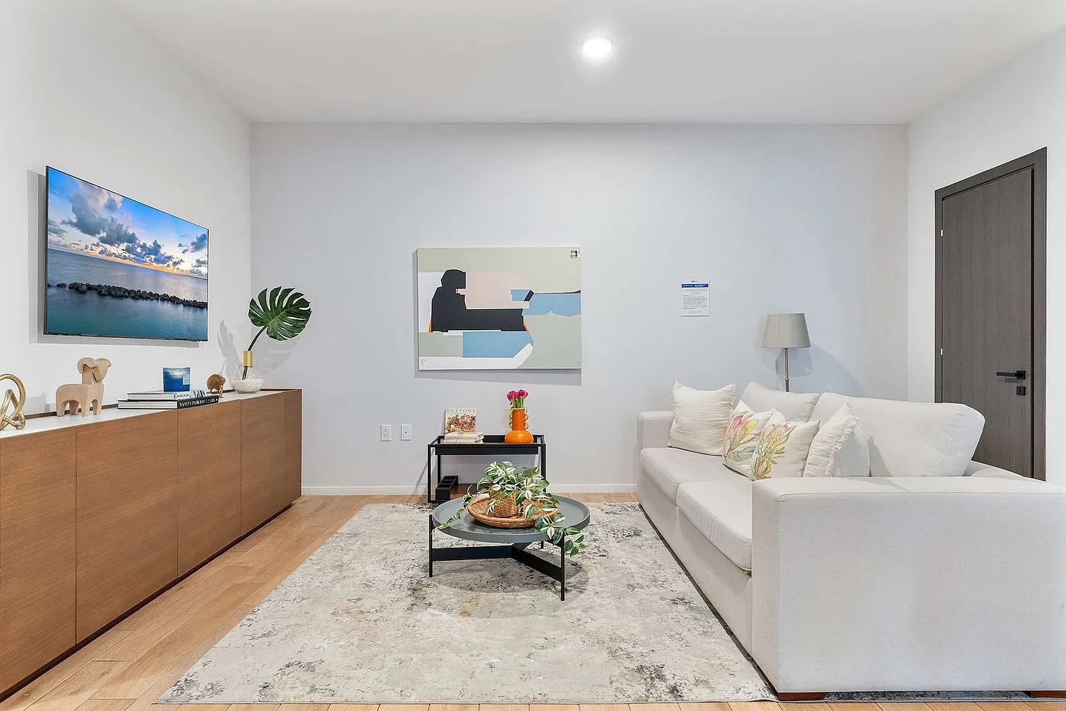 1 bed, 1.0 bath, 699 sqft, $3,961 — Photo 3