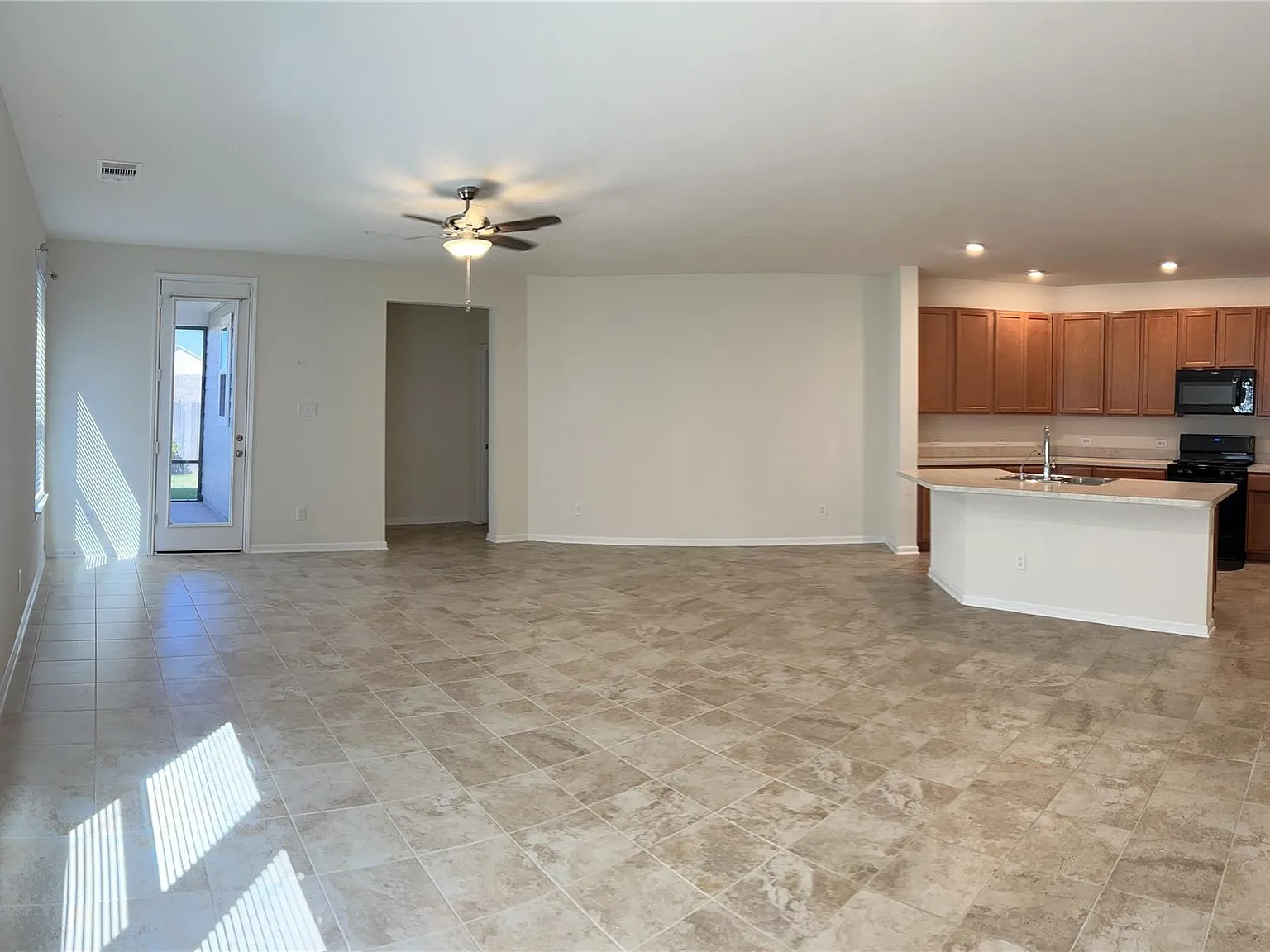3 bed, 2.0 bath, 1654 sqft, $2,000 — Photo 3