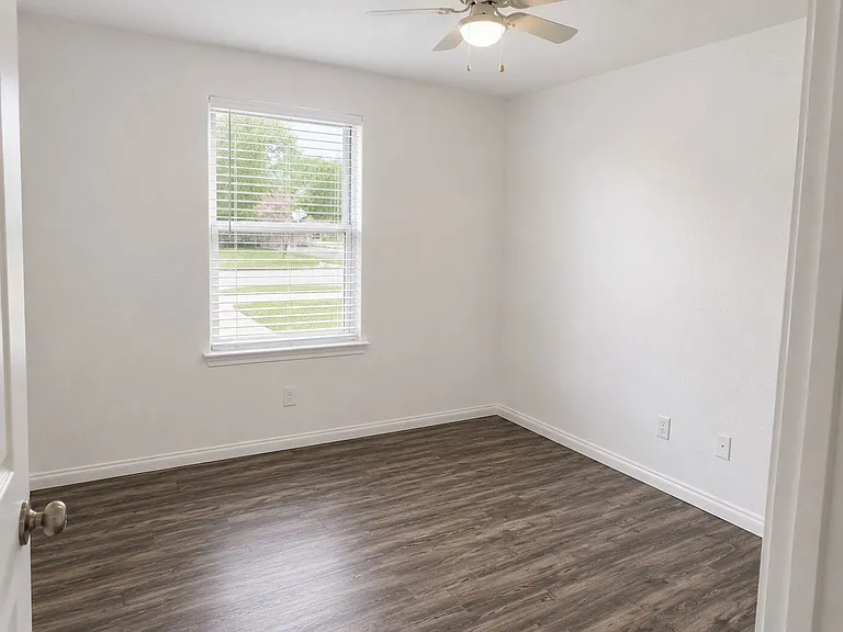203 W Willow St — Photo 9