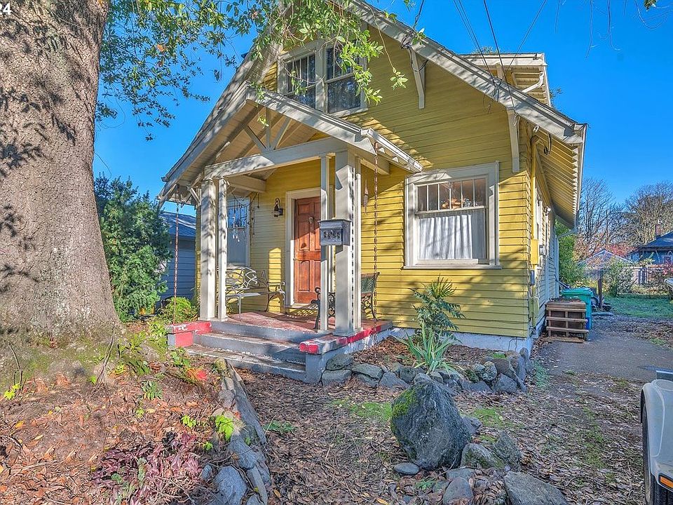 House on the Hill イエローロンパース&ボンネット 8238 N Hurst Ave, Portland, OR 97203 | Zillow