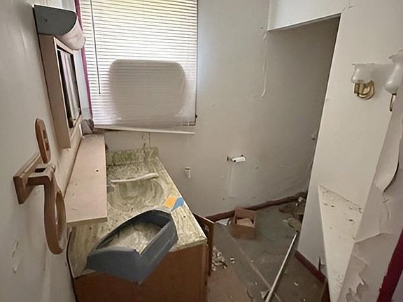 4th image of 208 S Adolph St