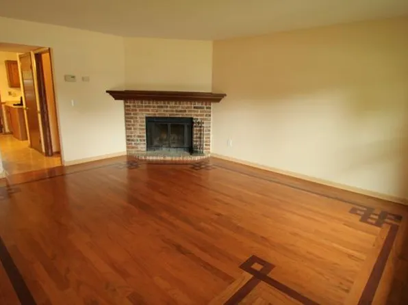 2013 Woodburn Rd, Waukesha, WI 53188