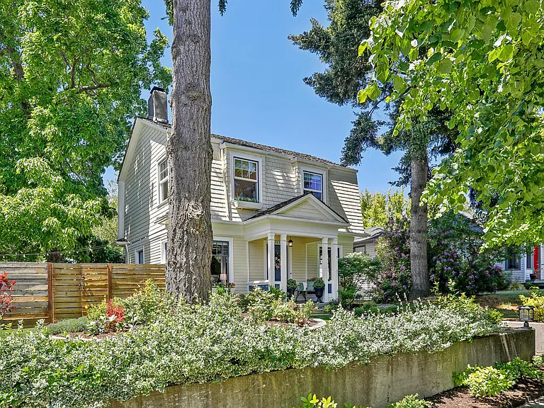 2631 46th Ave SW — Photo 2
