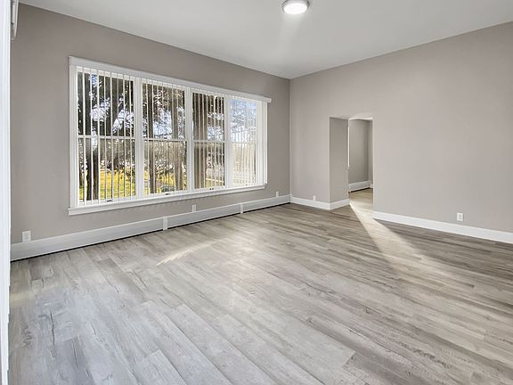 4th image of 104 S Beechtree St #D