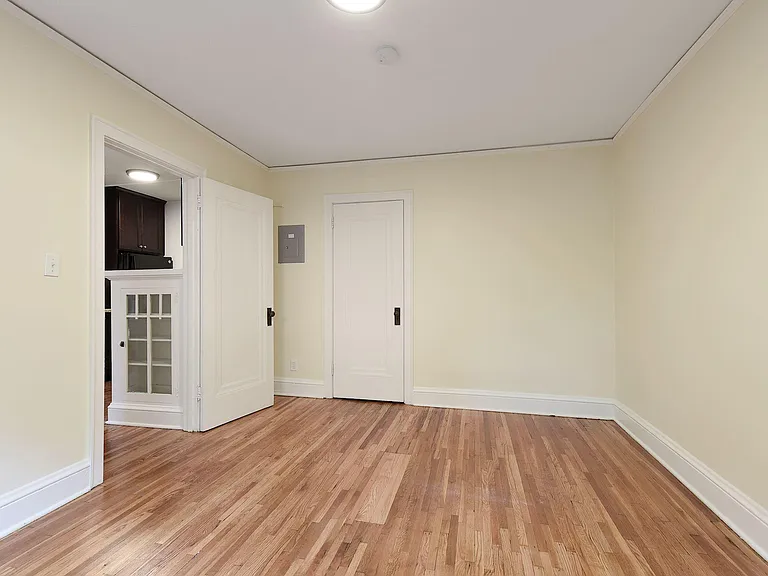 587 Grand Ave — Photo 4