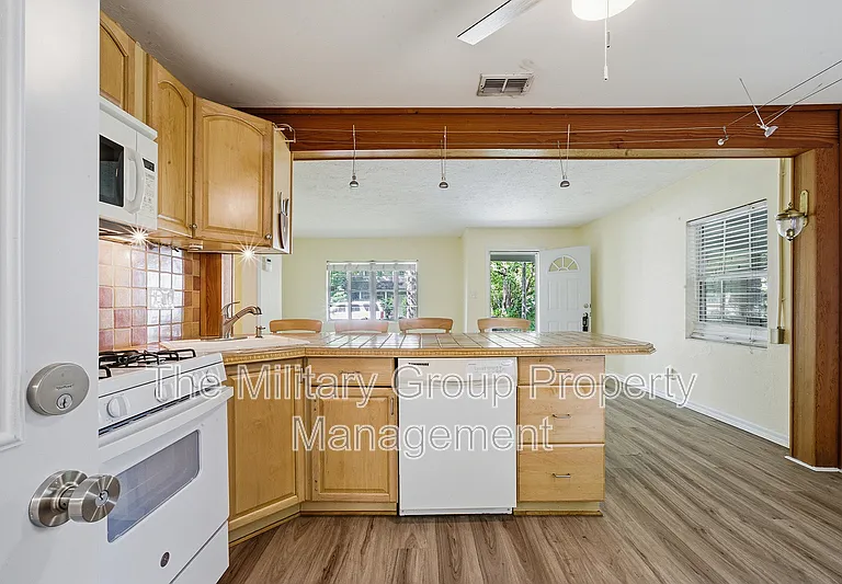 2115 Minerva Ave — Photo 10