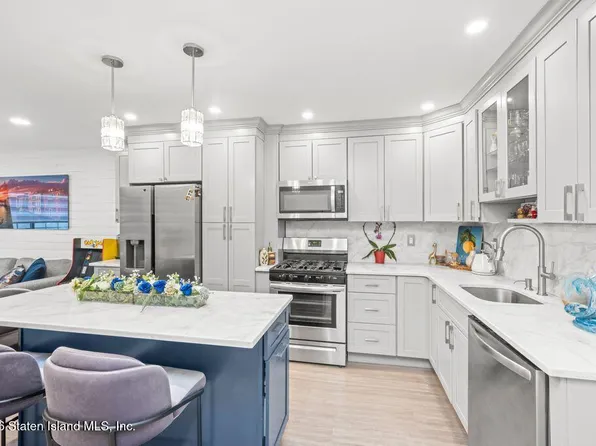 2 Elmwood Park Dr APT 209, Staten Island, NY 10314