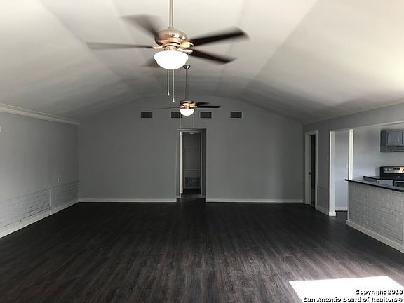 4th image of 371 Kipling Ave