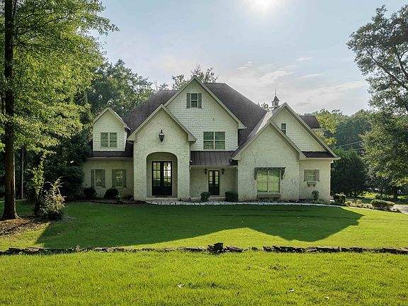 2nd image of 529 Riverbend Pl