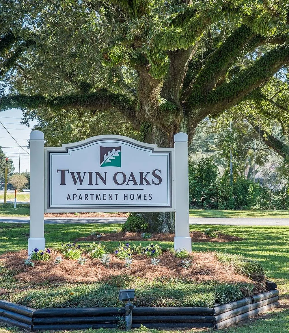 Twin Oaks Apartments — Photo 1