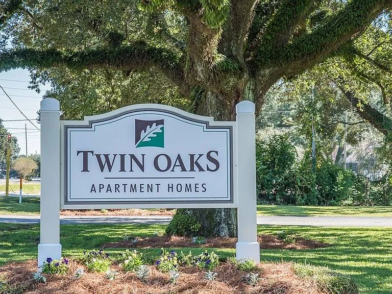 Twin Oaks Apartments — Photo 1