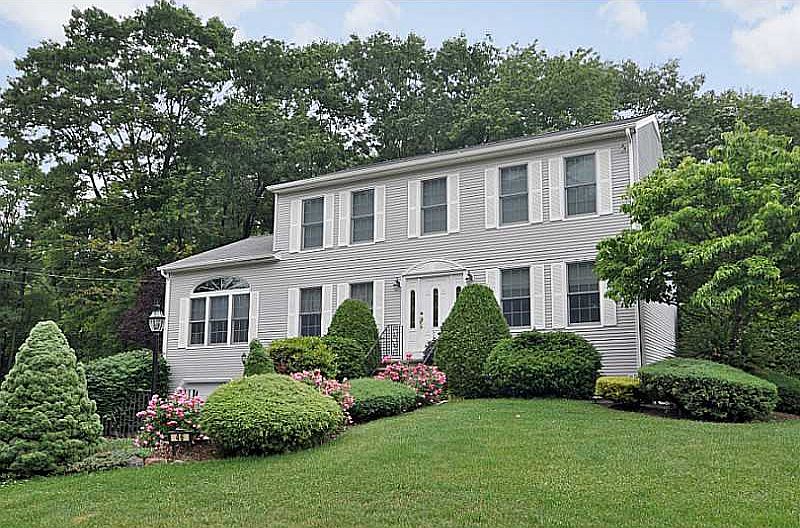 1st image of 46 Derbyshire Dr