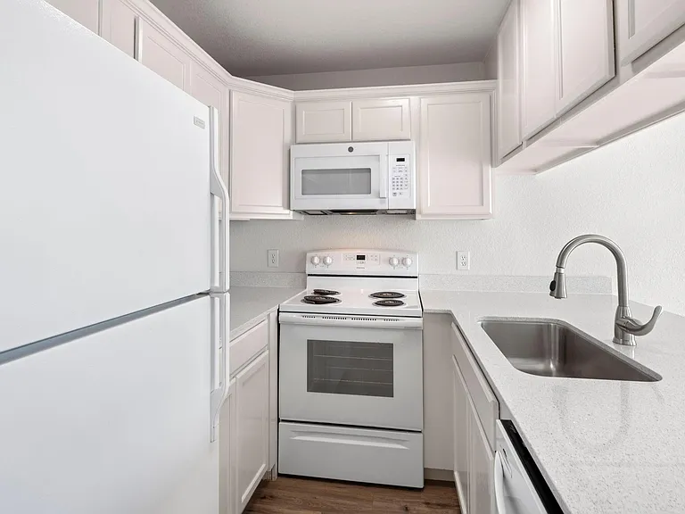 503 Gateway Pkwy #4 — Photo 5