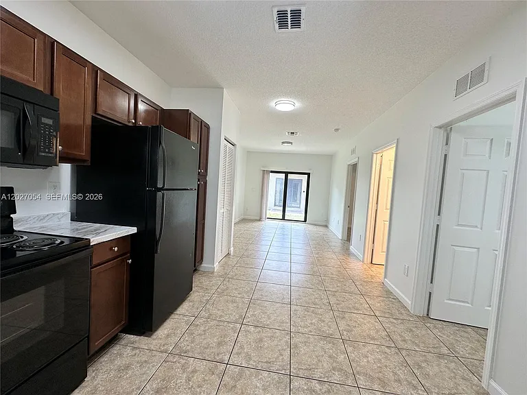 1035 NE 10th Ave #1 — Photo 4