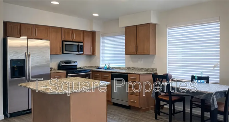 3 bed, 2.5 bath, 1415 sqft, $3,000 — Photo 3