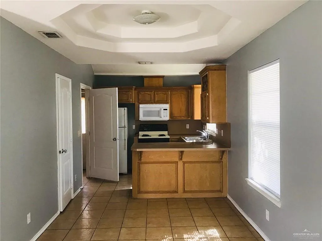 3 bed, 3.0 bath, 4480 sqft, $975 — Photo 3