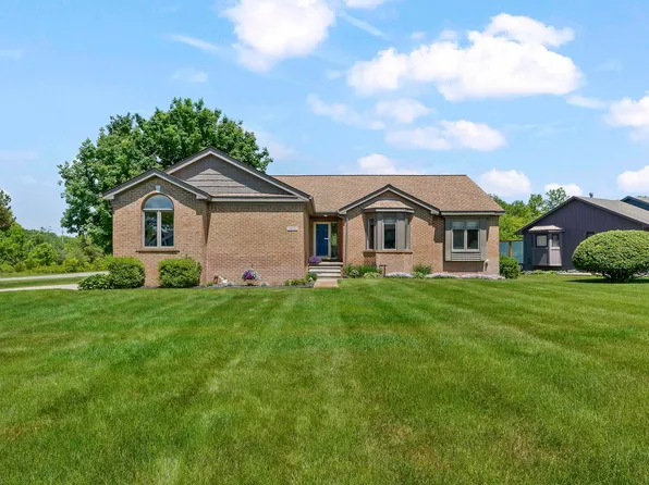 10690 Oxbow Heights Dr, White Lake, MI 48386