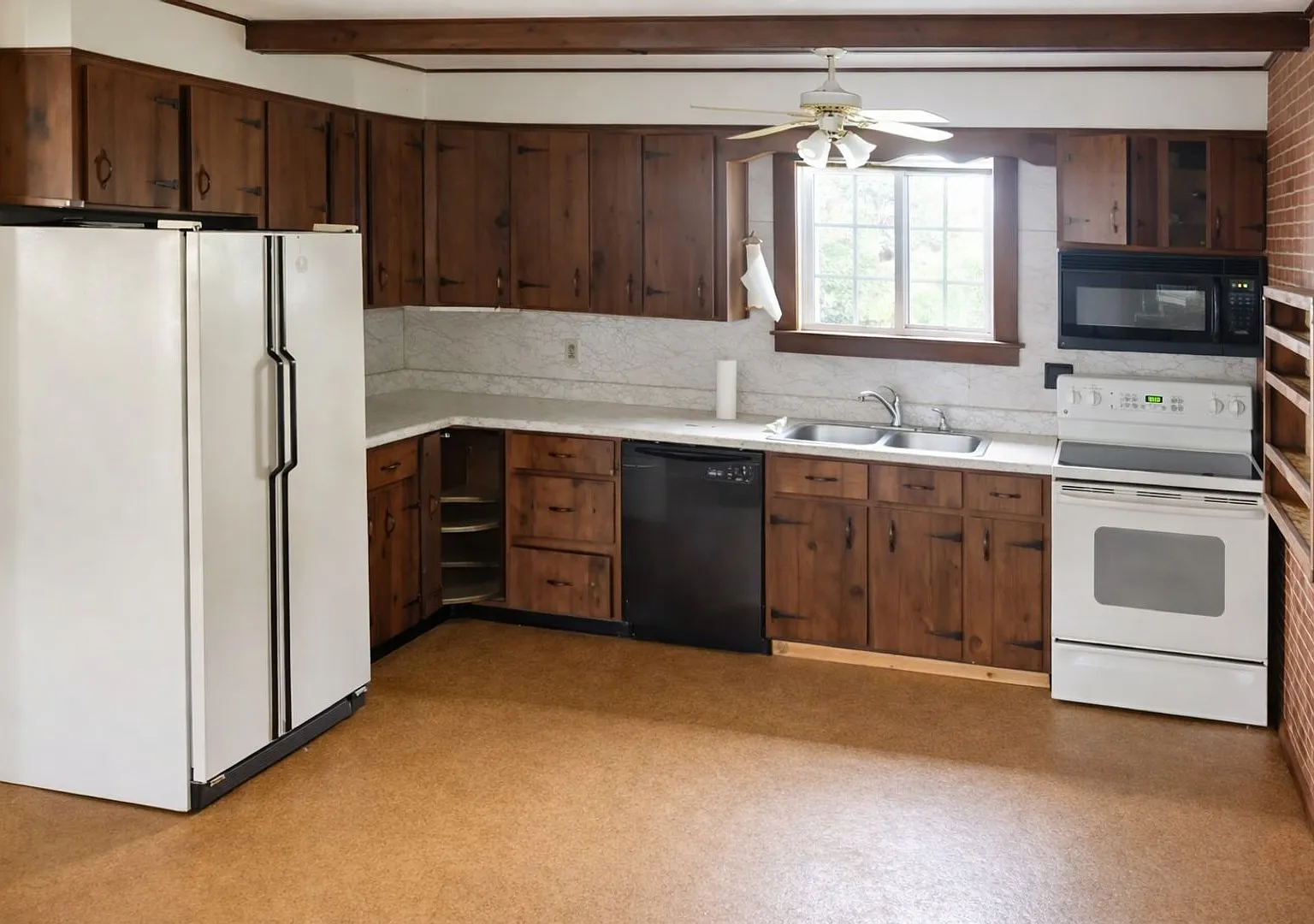 Spacious 5-Bedroom, 4-Bathroom Home 1 Month Free Rent ( 10 Walnut St) — Photo 3