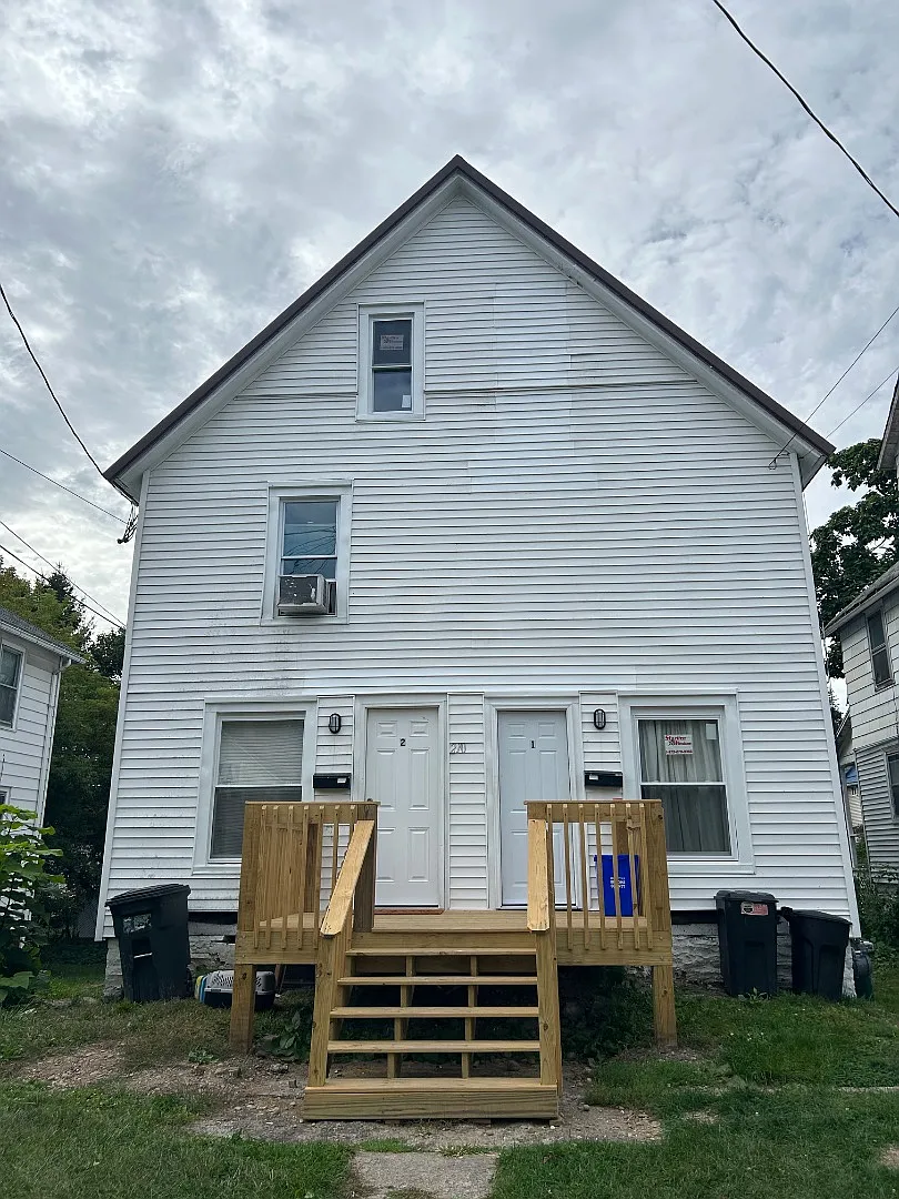 210 Baldwin St - left side unit — Photo 1