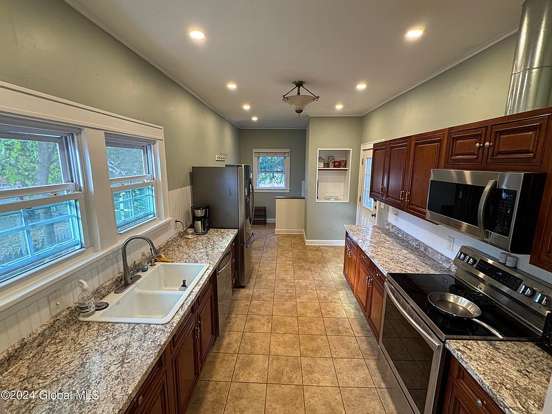 4th image of 235 Pinehurst Avenue