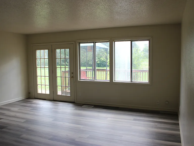 1040 N Lincoln St — Photo 4