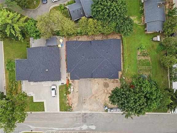5th image of 63 Laurel St