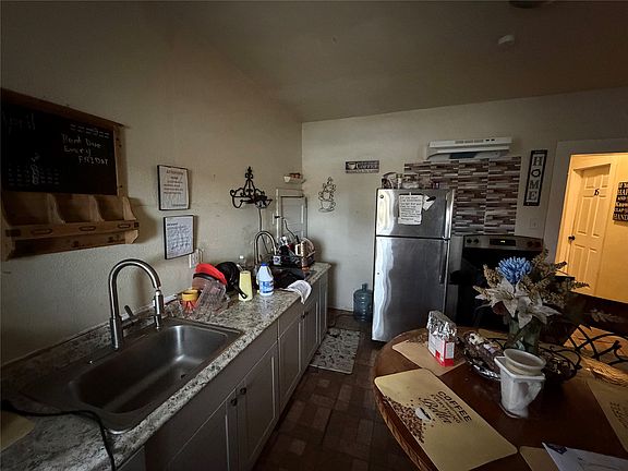 3rd image of 3528 Colonial Ave