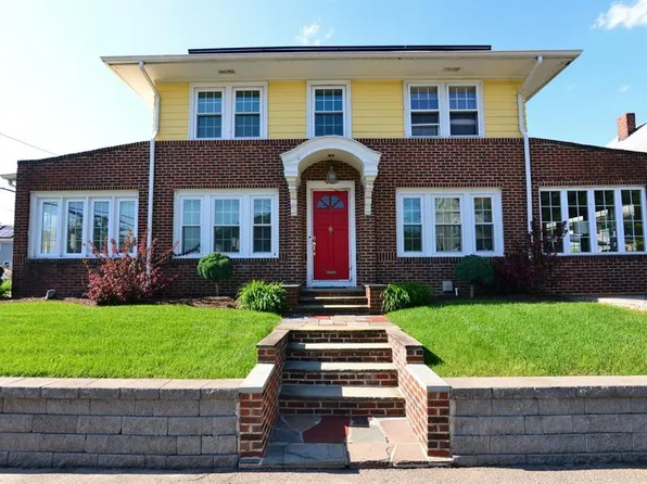 3 Fairview Ave, Cranston, RI 02905