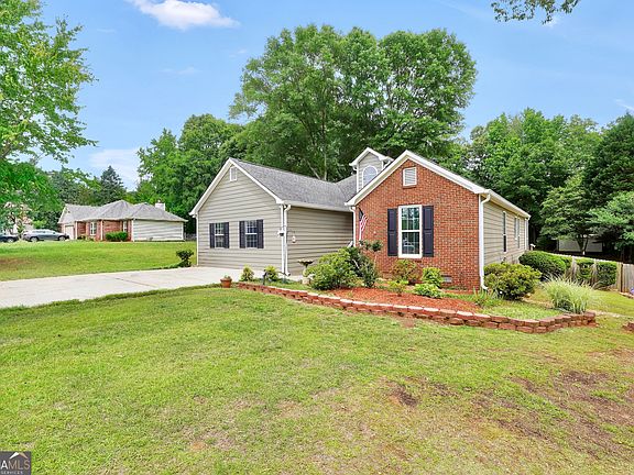 3rd image of 164 Lakepointe Ct