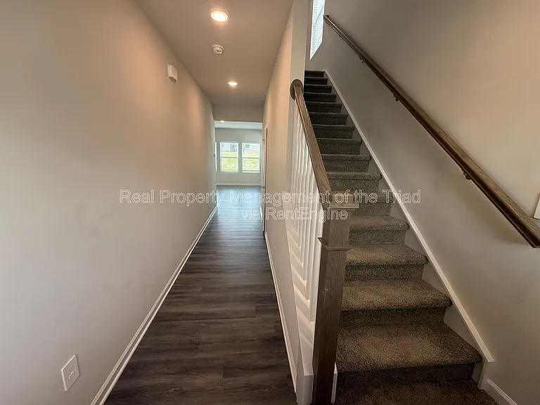 1915 Cherry Creek Rd — Photo 2