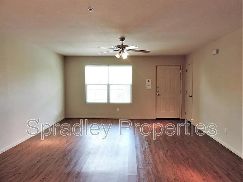 2 bed, 1.0 bath, 1095 sqft, $1,060 — Photo 4