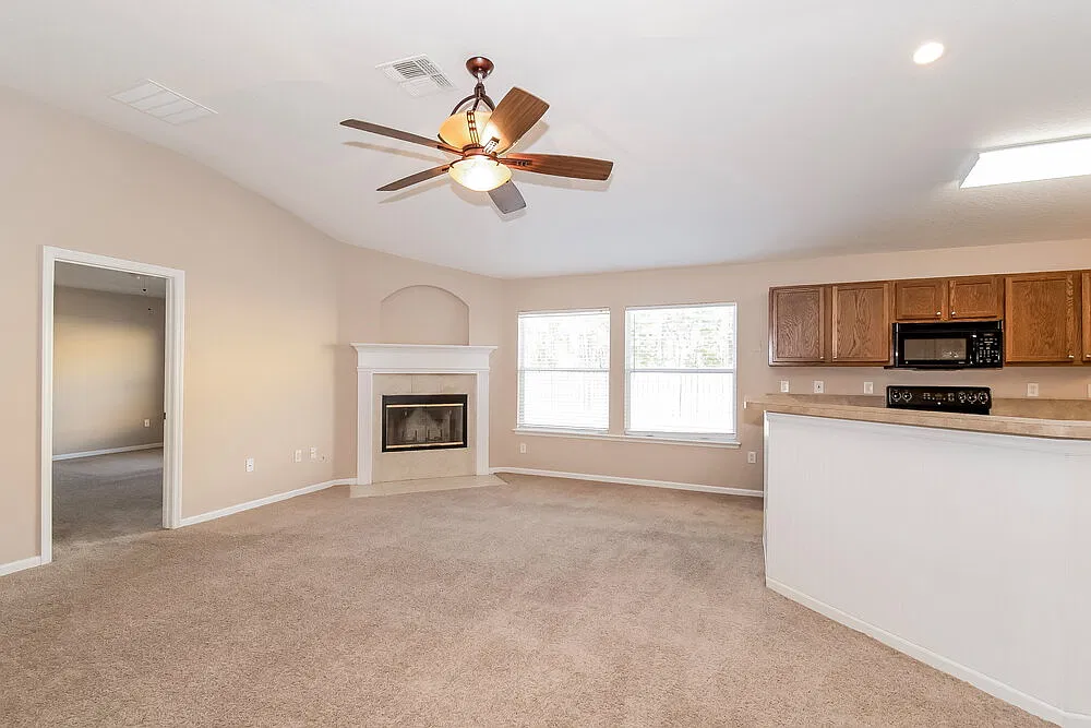 3 bed, 2.0 bath, 1433 sqft, $1,970 — Photo 3