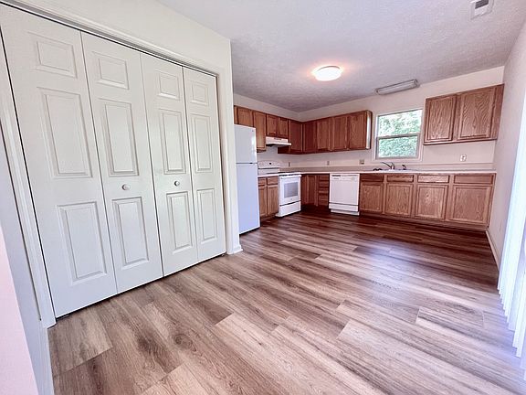 2nd image of 711 Farmington Cir
