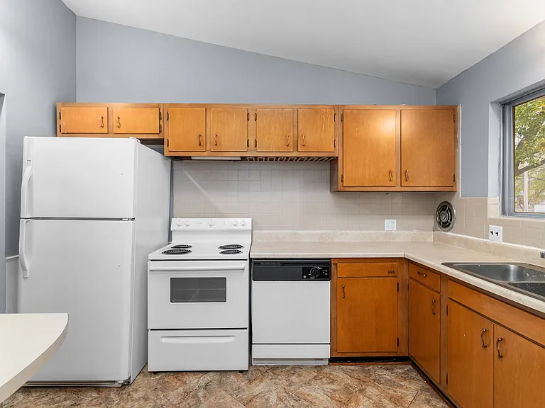 550 Versailles Dr — Photo 3
