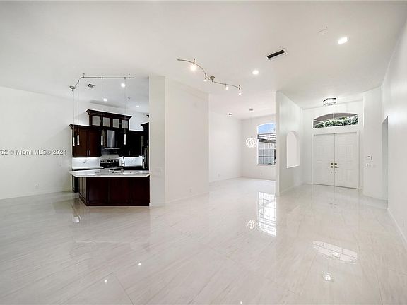 3rd image of 2527 Jardin Dr