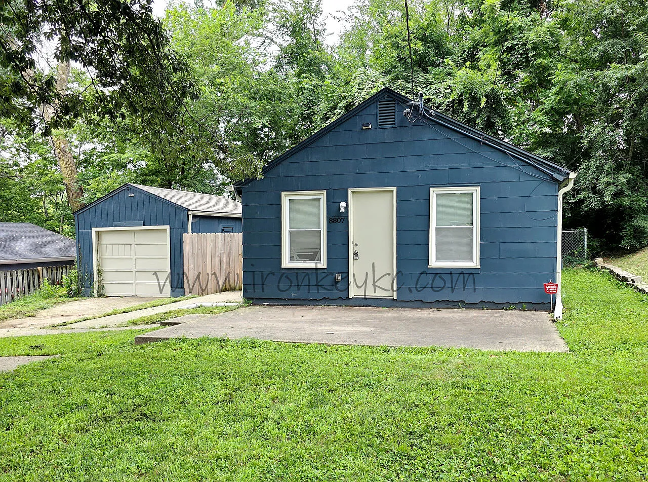 2 bed, 750 sqft, $1,300 — Photo 1