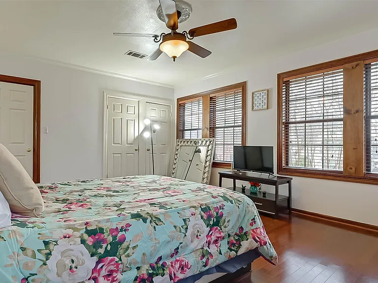 2412 Oakdale St — Photo 26