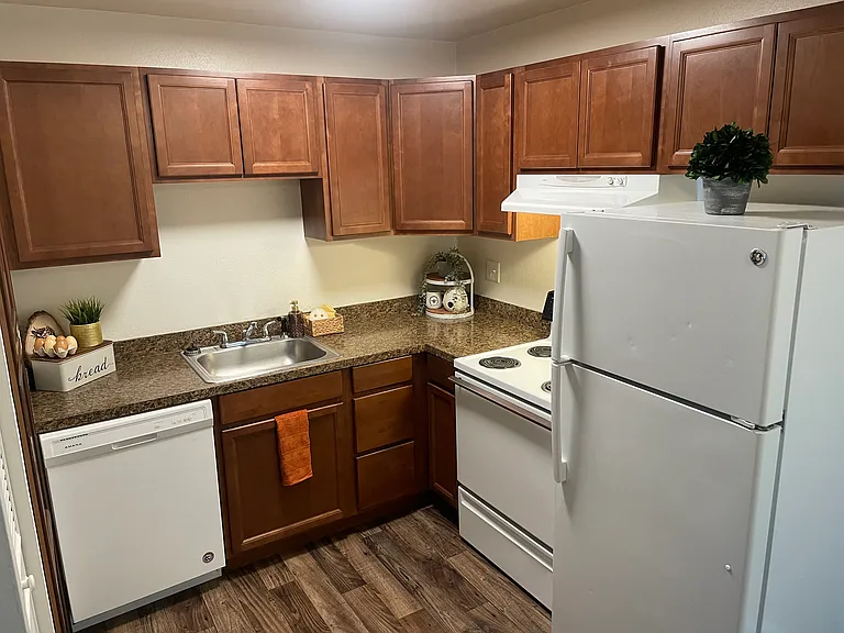 The Oaks Apartments — Photo 27