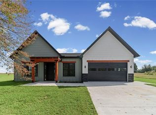 2004 Country Club Dr, Carrollton, MO 64633