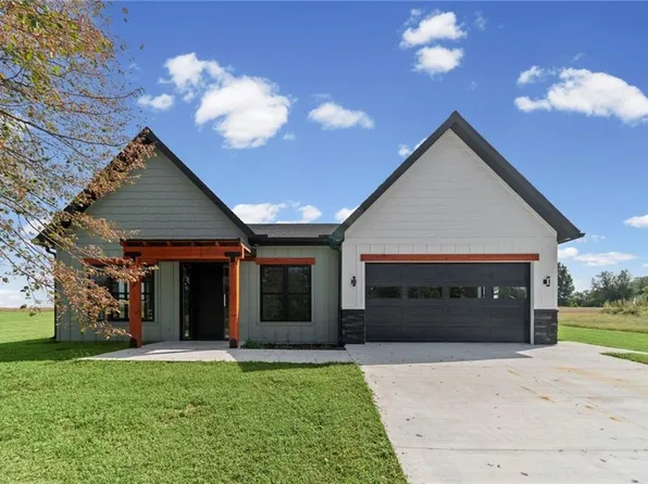2004 Country Club Dr, Carrollton, MO 64633